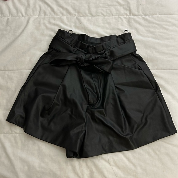 Zara black leather shorts with belt - Picture 4 of 4